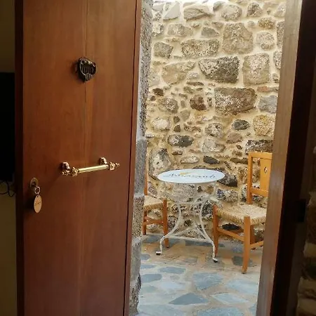 Amaranti House N Art בית נופש Mandrákion